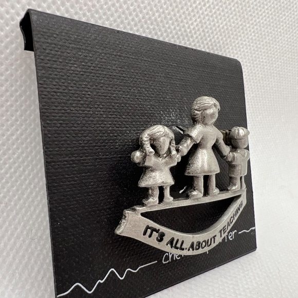 Teacher Gift ~ Pin Brooch ~ Chelsea Pewter  ~ Vintage Teaching Pin - NWT - Picture 3 of 6